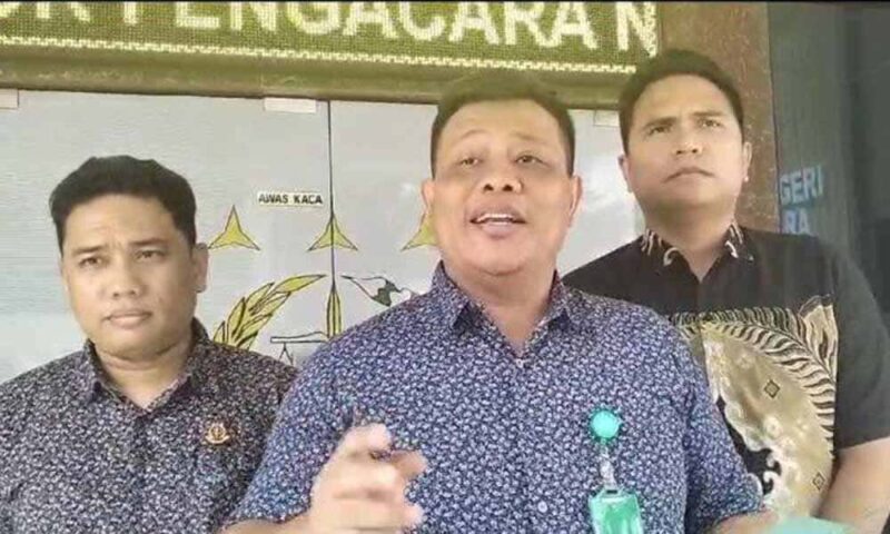 Kepala Sesi (Kasi) Intelijen Kejaksaan Negeri Lampung Utara Guntoro Janjang Saptodie (tengah) | Foto: Ist.