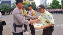 Kapolresta Bandar Lampung Kombes Pol Abdul Waras, S.I.K., memberikan penghargaan kepada Encep Sofyan | Foto: Ist.