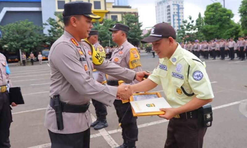 Kapolresta Bandar Lampung Kombes Pol Abdul Waras, S.I.K., memberikan penghargaan kepada Encep Sofyan | Foto: Ist.