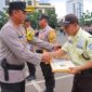 Kapolresta Bandar Lampung Kombes Pol Abdul Waras, S.I.K., memberikan penghargaan kepada Encep Sofyan | Foto: Ist.