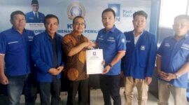 Liaison Officer (LO) Eva Dwiana mengambil formilir penjaringan di PAN Bandar Lampung | Foto: Ist.