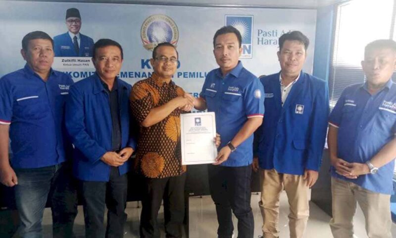 Liaison Officer (LO) Eva Dwiana mengambil formilir penjaringan di PAN Bandar Lampung | Foto: Ist.