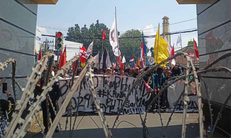 Aksi Aliansi Lampung Menggugat di gedung DPRD Lampung. | Foto: RRI/Galih Prihantoro