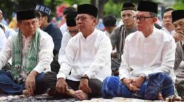 Ketua DPRD Provinsi Lampung Mingrum Gumay, melaksanakan Sholat Idul Adha bersama masyarakat di Lapangan Saburai, Bandar Lampung | Foto: Ist.