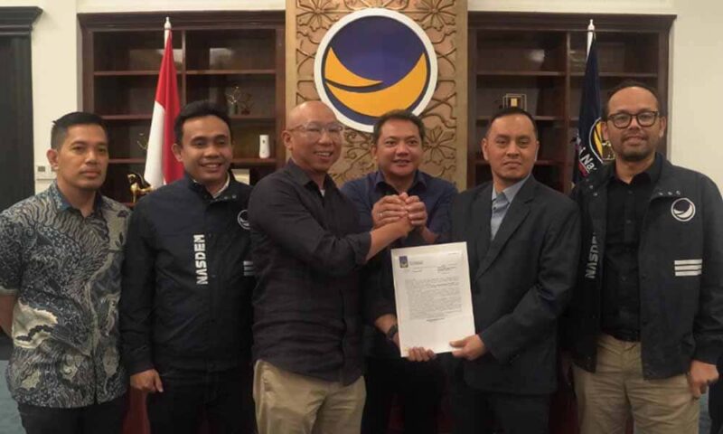 Rahmat Mirzani Saat Menerima Rekomendasi Bacagub dari Sekretaris Bappilu NasDem Willy Aditya Didampingi Ketua DPP Partai NasDem Taufik Basari | Foto: Media Center NasDem