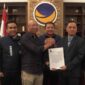 Rahmat Mirzani Saat Menerima Rekomendasi Bacagub dari Sekretaris Bappilu NasDem Willy Aditya Didampingi Ketua DPP Partai NasDem Taufik Basari | Foto: Media Center NasDem