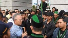 Wakil Ketua III DPRD Lampung, Yozi Rizal menemui massa aksi mahasiswa | Foto: Ist.