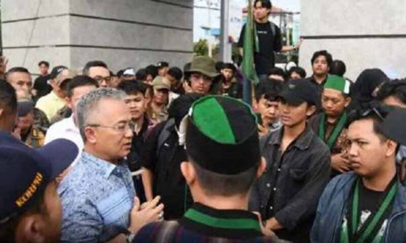 Wakil Ketua III DPRD Lampung, Yozi Rizal menemui massa aksi mahasiswa | Foto: Ist.