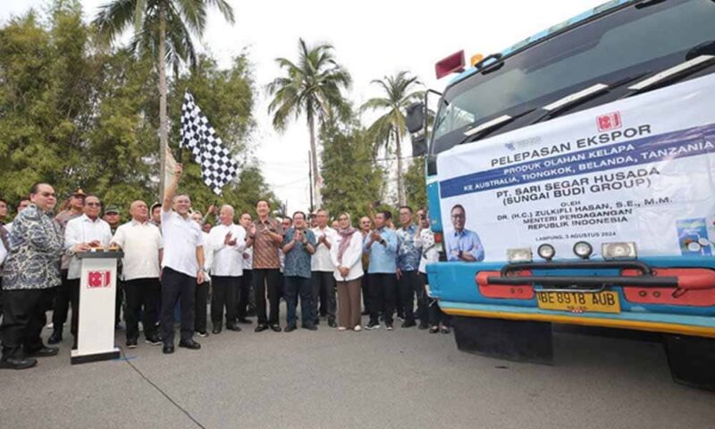 Zulkifli Hasan melepas ekspor perdana produk olahan kelapa di PT Sari Segar Husada pada hari Sabtu 3 Agustus 2024 | Foto: Ist.