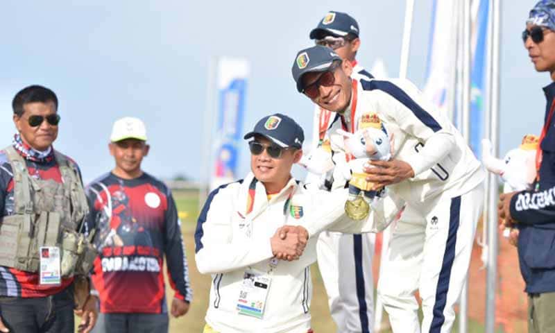 Atlet Paramotor Lampung Ayangsyah saat menerima mendali di PON XXI Aceh-Sumut | Foto: Ist.