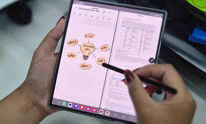 Menggunakan Galaxy Z Fold6 dengan S Pen | Foto: Ist.