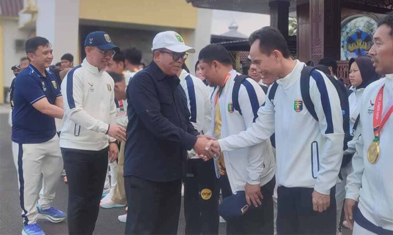 Pj. Gubernur Lampung Samsudin menyambut Kontingen Lampung PON XXI | Foto: Ist.