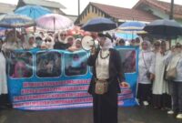 Korban Galbay Koperasi Betik Gawi menggelar unjuk rasa di halaman Kantor Dinas Pendidikan dan Kebudayaan | Foto: Ist.