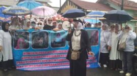 Korban Galbay Koperasi Betik Gawi menggelar unjuk rasa di halaman Kantor Dinas Pendidikan dan Kebudayaan | Foto: Ist.