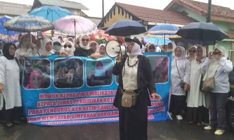 Korban Galbay Koperasi Betik Gawi menggelar unjuk rasa di halaman Kantor Dinas Pendidikan dan Kebudayaan | Foto: Ist.