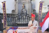 Patung Manneken Pis pakai baju adat Lampung | Foto: Ist.