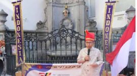 Patung Manneken Pis pakai baju adat Lampung | Foto: Ist.