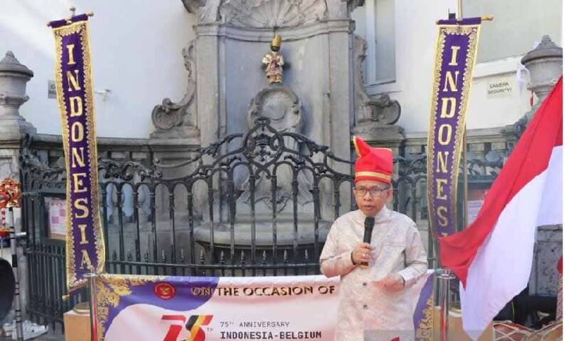 Patung Manneken Pis pakai baju adat Lampung | Foto: Ist.