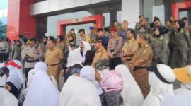 Pensiunan guru demo di depan kantor Pemkot Bandar Lampung | Foto: Ist.