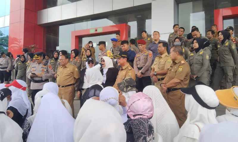 Pensiunan guru demo di depan kantor Pemkot Bandar Lampung | Foto: Ist.