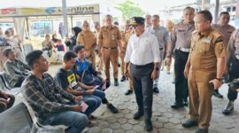 Pj Gubernur Lampung Samsudin meninjau Kantor Samsat Rajabasa terkait pelaksanaan Program Keringanan Pajak Kendaraan Bermotor | Foto: Ist.