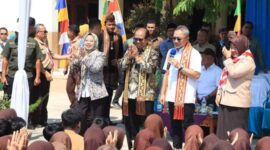 Pj Gubernur Samsudin Dampingi Mendag Zulkifli Hasan Kunjungan ke SMAN 1 Jatiagung | Foto: Ist.