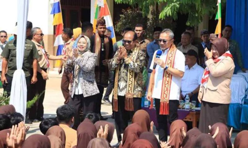 Pj Gubernur Samsudin Dampingi Mendag Zulkifli Hasan Kunjungan ke SMAN 1 Jatiagung | Foto: Ist.