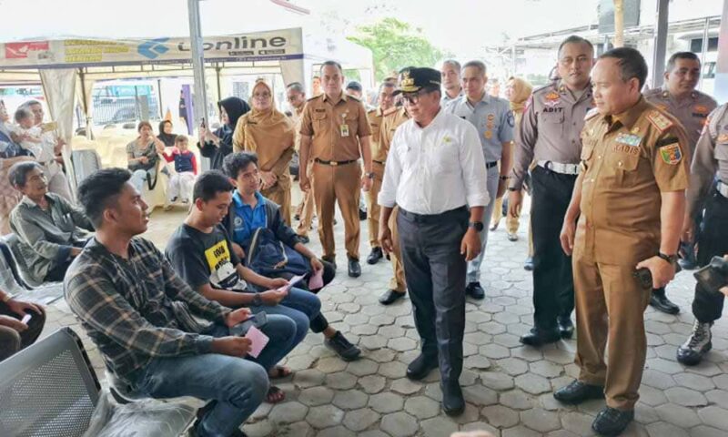 Pj Gubernur Lampung Samsudin meninjau Kantor Samsat Rajabasa terkait pelaksanaan Program Keringanan Pajak Kendaraan Bermotor | Foto: Ist.