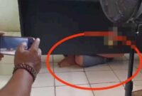 Camat Negeri Katon, Enggo Pratama tertangkap ngumpet di balik meja kantornya saat digrebek warga, Jumat 4 Oktober 2024 | Foto: Ist.