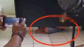 Camat Negeri Katon, Enggo Pratama tertangkap ngumpet di balik meja kantornya saat digrebek warga, Jumat 4 Oktober 2024 | Foto: Ist.