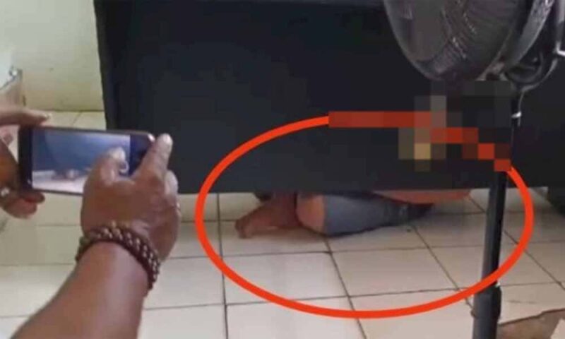 Camat Negeri Katon, Enggo Pratama tertangkap ngumpet di balik meja kantornya saat digrebek warga, Jumat 4 Oktober 2024 | Foto: Ist.