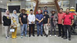 Pimpinan Sementara DPRD Lampung Bersama Perwakilan Petani | Foto: Ist.