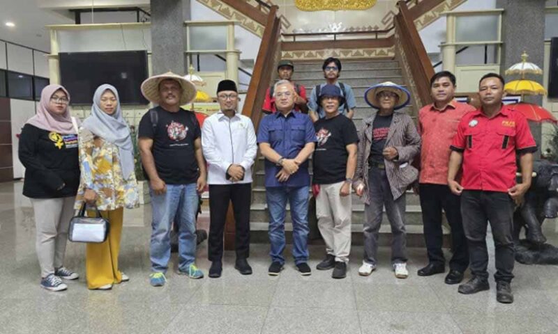 Pimpinan Sementara DPRD Lampung Bersama Perwakilan Petani | Foto: Ist.