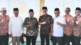Pj Gubernur Lampung Samsudin bersama anggota dan Ketua DPRD Lampung Ahmad Giri Akbar Usai Salat Jumat Perdana di Kota Baru | Foto: Ist.