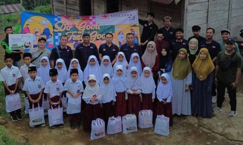 Samudera Indonesia bekerja sama dengan Dompet Dhuafa Lampung membagikan paket School Kit | Foto: Ist.