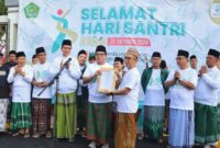 Pj. Gubernur Samsudin menyerahkan dokumen Perda Tentang Pesantren kepada Ketua PWNU Provinsi Lampung Puji Raharjo | Foto: Ist.