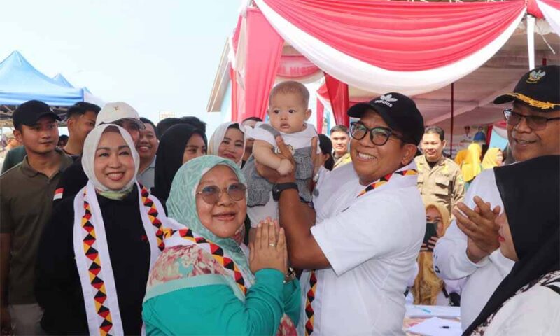 Pj Gubernur Lampung Samsudin didampingi oleh Pj. Ketua Tim Penggerak PKK Provinsi Lampung Maidawati Retnoningsih mendorong penanggulangan Stunting di Tanggamus | Foto: Ist.