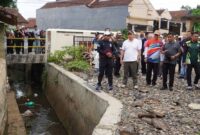 Penjabat (Pj) Gubernur Lampung Samsudin melakukan peninjauan langsung ke pemukiman rawan banjir di kecamatan Rajabasa | Foto: Ist.