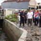 Penjabat (Pj) Gubernur Lampung Samsudin melakukan peninjauan langsung ke pemukiman rawan banjir di kecamatan Rajabasa | Foto: Ist.
