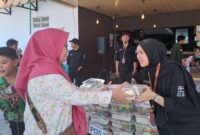 Sambel Alu Peduli berbagi paket sembako | Foto: Ist.