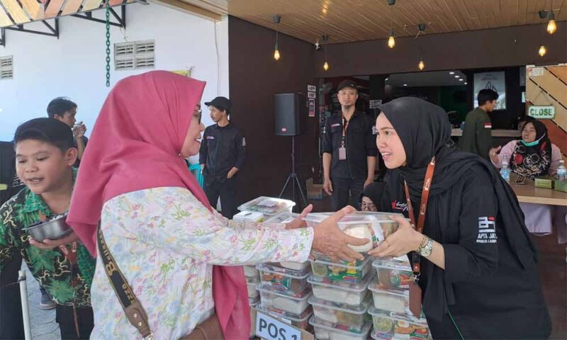 Sambel Alu Peduli berbagi paket sembako | Foto: Ist.