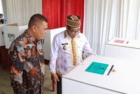Penjabat (Pj) Gubernur Lampung, Samsudin menggunakan hak pilihnya pada pemilihan kepala daerah (Pilkada) serentak 2024 | Foto: Ist.