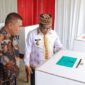 Penjabat (Pj) Gubernur Lampung, Samsudin menggunakan hak pilihnya pada pemilihan kepala daerah (Pilkada) serentak 2024 | Foto: Ist.