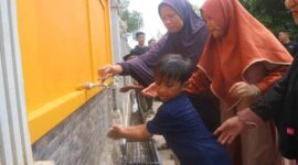 Warga menikmati Sumur Bor Bantuan Samudera Indonesia bersama Dompet Dhuafa | Foto: Ist.