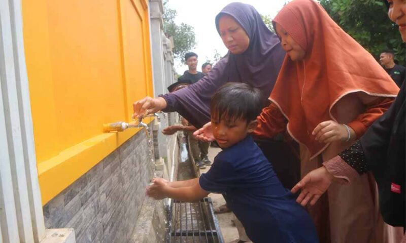 Warga menikmati Sumur Bor Bantuan Samudera Indonesia bersama Dompet Dhuafa | Foto: Ist.