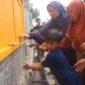 Warga menikmati Sumur Bor Bantuan Samudera Indonesia bersama Dompet Dhuafa | Foto: Ist.