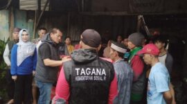Kepala Dinas Sosial Provinsi Lampung, Aswarodi menyalurkan bantuan kepada warga yang terdampak banjir | Foto: Ist.