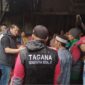 Kepala Dinas Sosial Provinsi Lampung, Aswarodi menyalurkan bantuan kepada warga yang terdampak banjir | Foto: Ist.