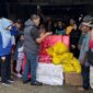 Kepala Dinas Sosial Provinsi Lampung, Aswarodi menyalurkan bantuan kepada warga yang terdampak banjir | Foto: Ist.