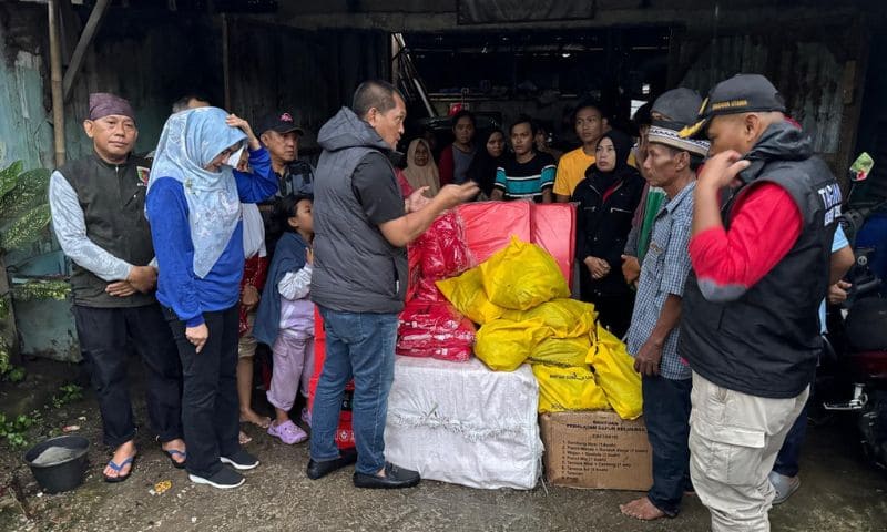 Kepala Dinas Sosial Provinsi Lampung, Aswarodi menyalurkan bantuan kepada warga yang terdampak banjir | Foto: Ist.